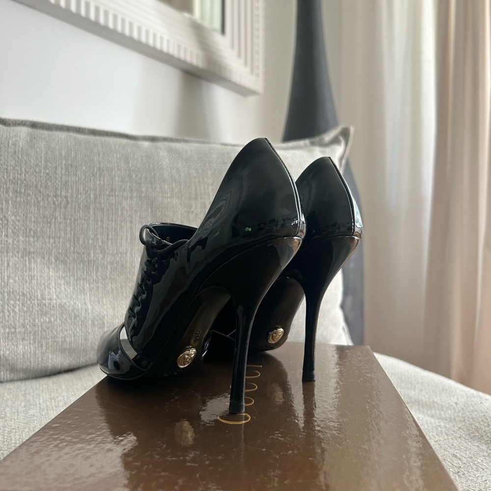 Gucci Glossy Black Peep-Toe Heels - Picture 4 of 5